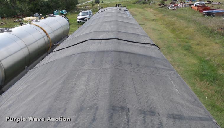 image for item DC6426 2005 Wilson DWH500 double hopper grain trailer