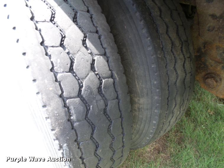 image for item DC6426 2005 Wilson DWH500 double hopper grain trailer