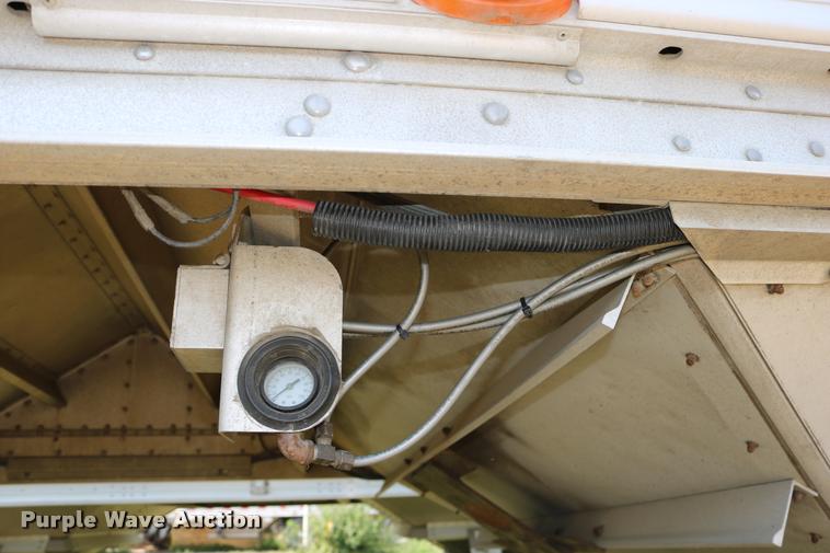 image for item DD0169 1999 Wilson DWH 400 Pace Setter double hopper grain trailer