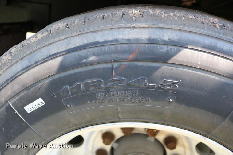 image for item DD0169 1999 Wilson DWH 400 Pace Setter double hopper grain trailer