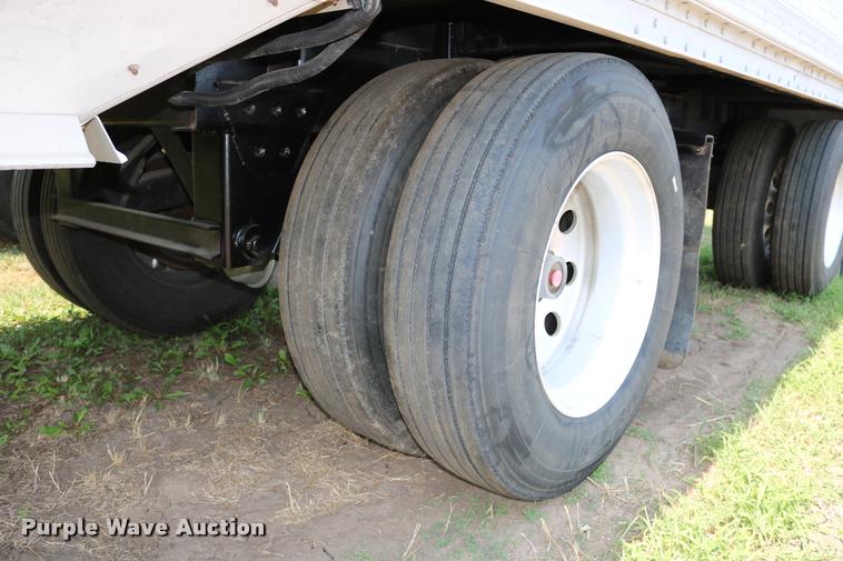 image for item DD0169 1999 Wilson DWH 400 Pace Setter double hopper grain trailer