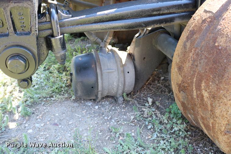 image for item DD0223 2001 Peterbilt WJR rear end