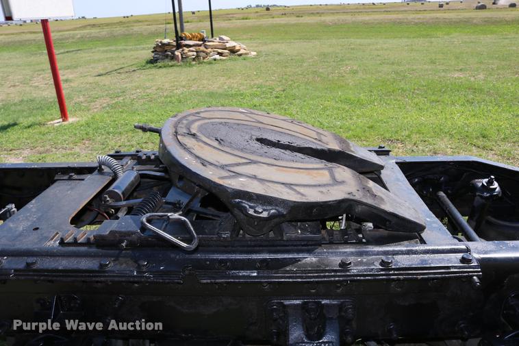 image for item DD0223 2001 Peterbilt WJR rear end