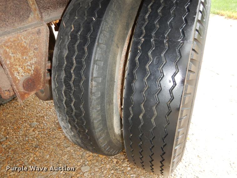 image for item DD0817 1968 Freuhauf FBB-9-1-26 dry van trailer