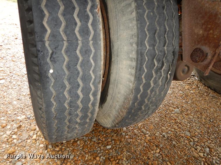 image for item DD0817 1968 Freuhauf FBB-9-1-26 dry van trailer