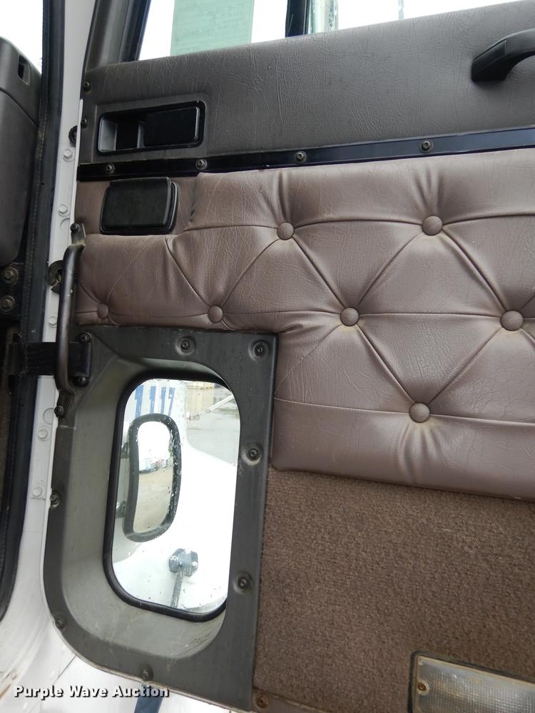 image for item DD0824 1998 Eagle 9400 semi truck