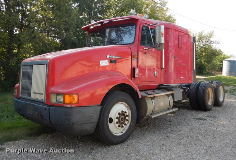 image for item DD0842 1996 International 9400 semi truck