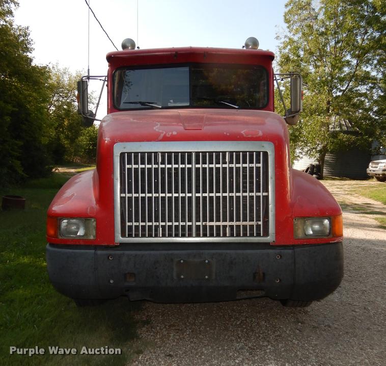 image for item DD0842 1996 International 9400 semi truck