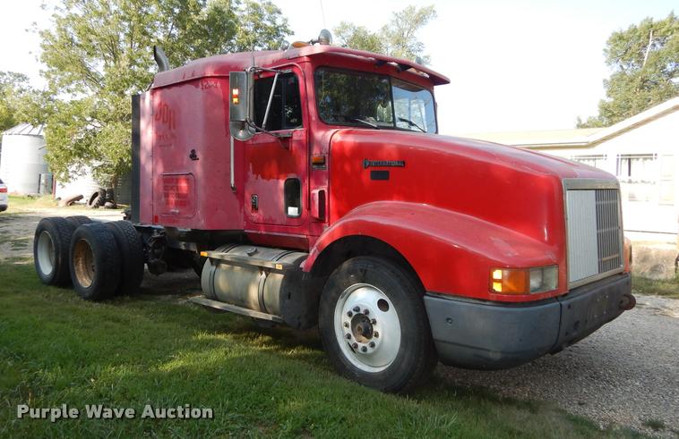 image for item DD0842 1996 International 9400 semi truck