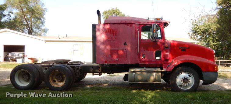 image for item DD0842 1996 International 9400 semi truck