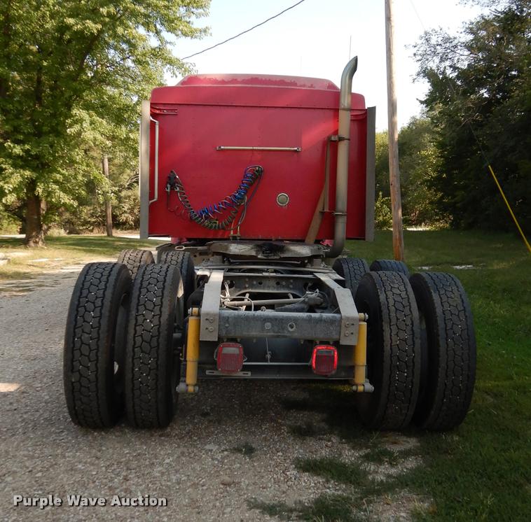 image for item DD0842 1996 International 9400 semi truck