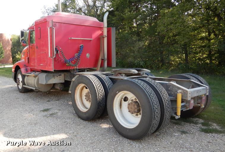 image for item DD0842 1996 International 9400 semi truck