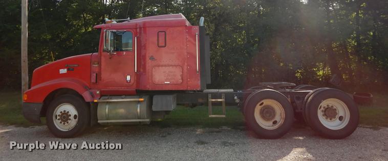 image for item DD0842 1996 International 9400 semi truck