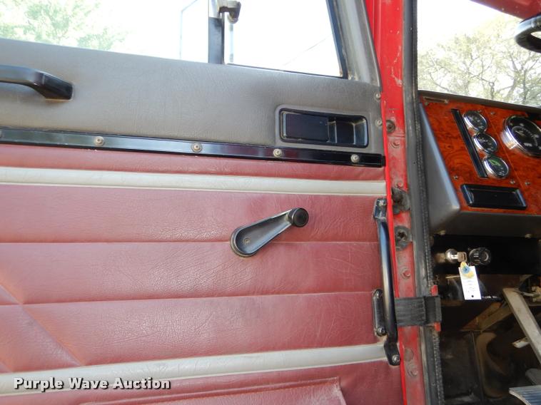 image for item DD0842 1996 International 9400 semi truck