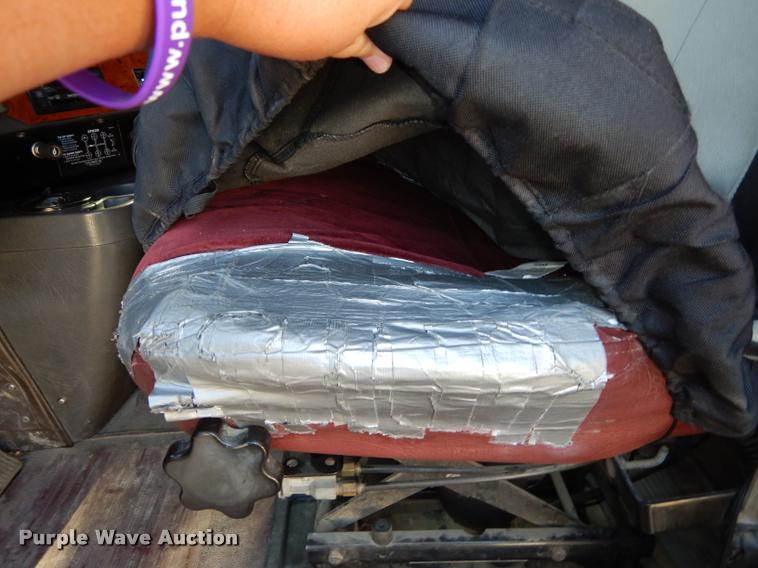 image for item DD0842 1996 International 9400 semi truck