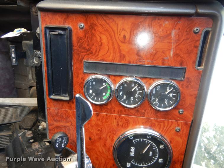 image for item DD0842 1996 International 9400 semi truck