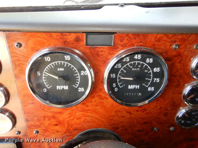 image for item DD0842 1996 International 9400 semi truck