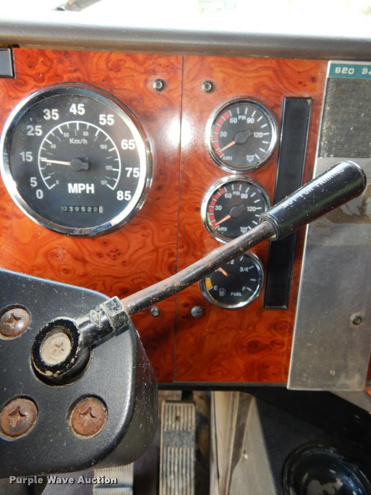 image for item DD0842 1996 International 9400 semi truck