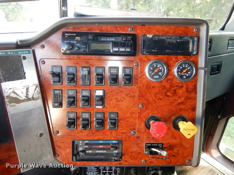 image for item DD0842 1996 International 9400 semi truck