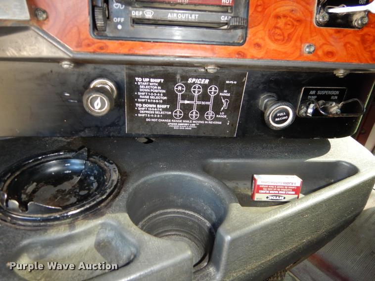 image for item DD0842 1996 International 9400 semi truck