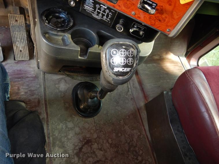 image for item DD0842 1996 International 9400 semi truck