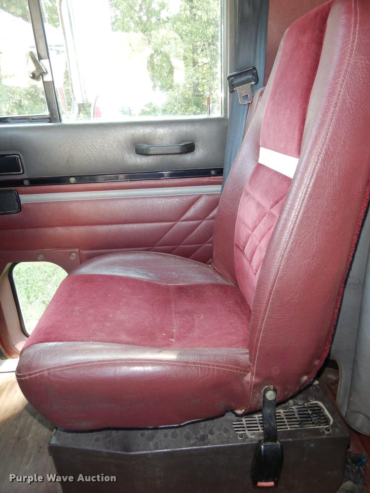 image for item DD0842 1996 International 9400 semi truck