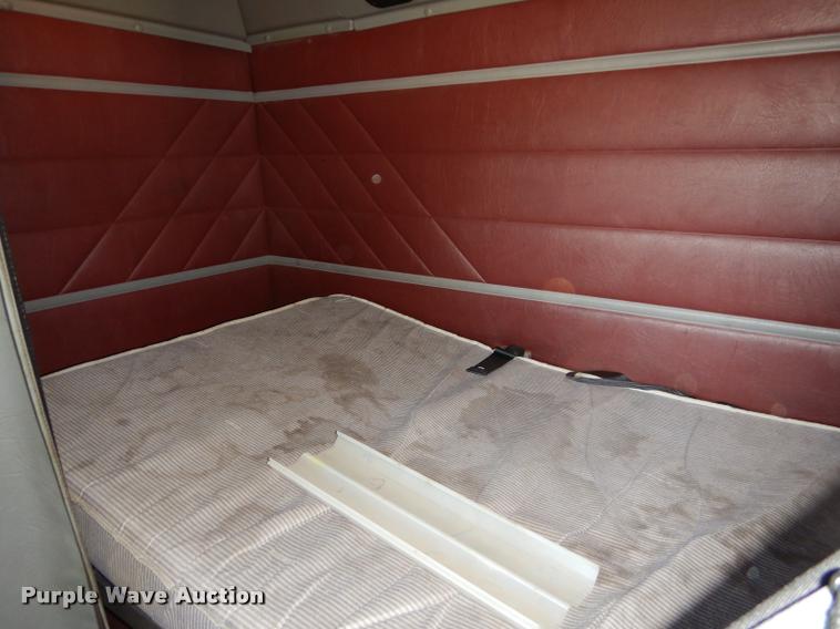 image for item DD0842 1996 International 9400 semi truck