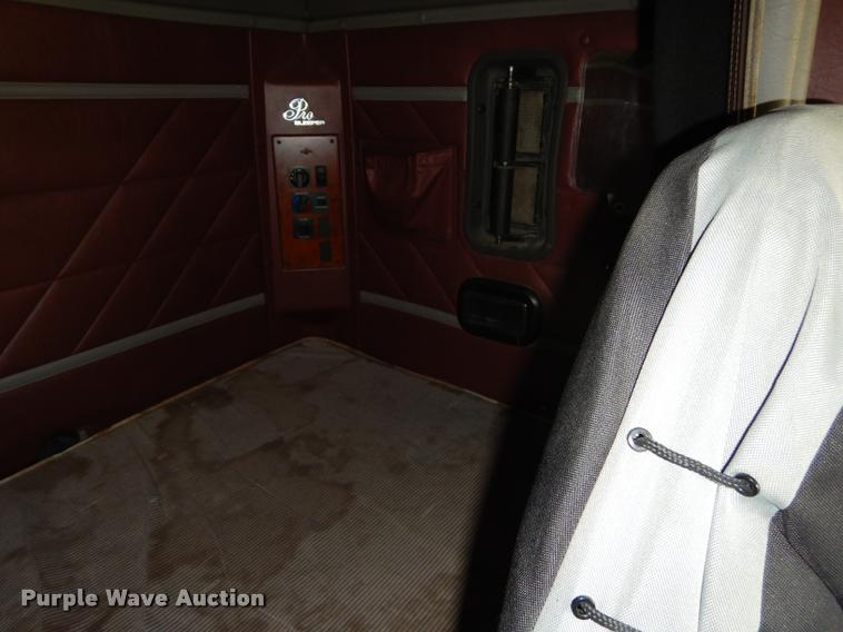 image for item DD0842 1996 International 9400 semi truck