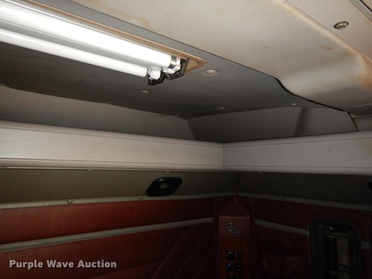 image for item DD0842 1996 International 9400 semi truck