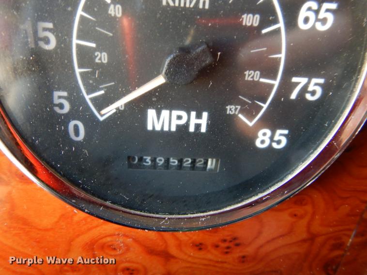 image for item DD0842 1996 International 9400 semi truck