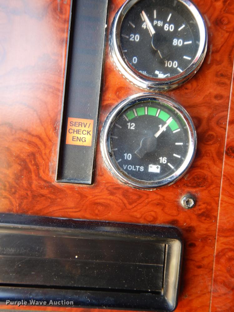 image for item DD0842 1996 International 9400 semi truck