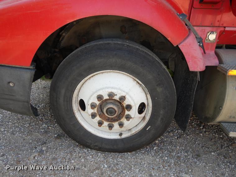 image for item DD0842 1996 International 9400 semi truck