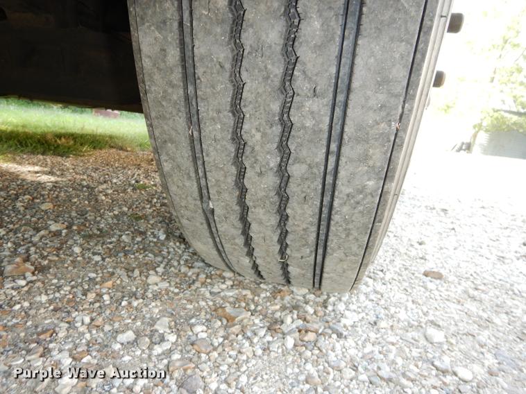 image for item DD0842 1996 International 9400 semi truck