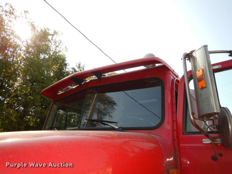 image for item DD0842 1996 International 9400 semi truck