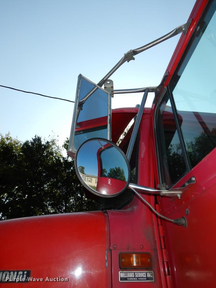 image for item DD0842 1996 International 9400 semi truck