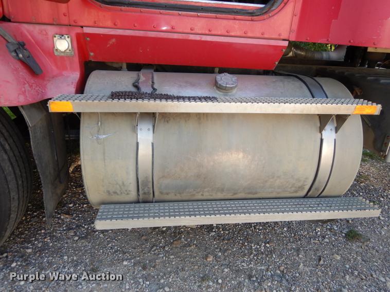 image for item DD0842 1996 International 9400 semi truck