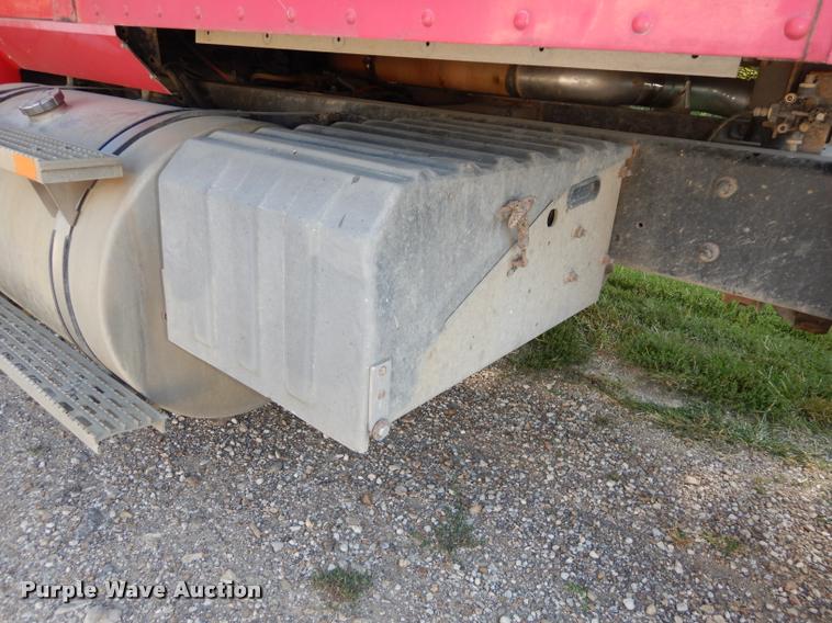 image for item DD0842 1996 International 9400 semi truck