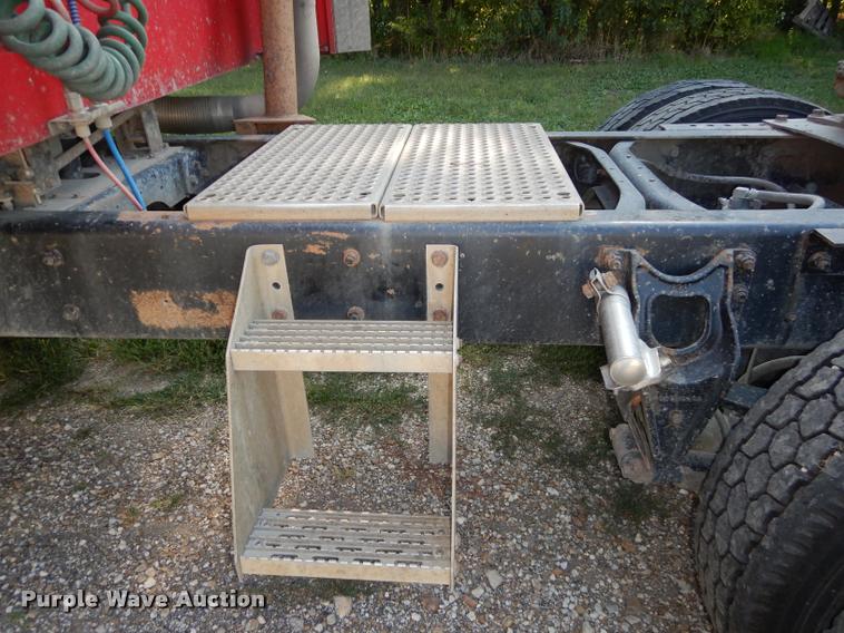 image for item DD0842 1996 International 9400 semi truck