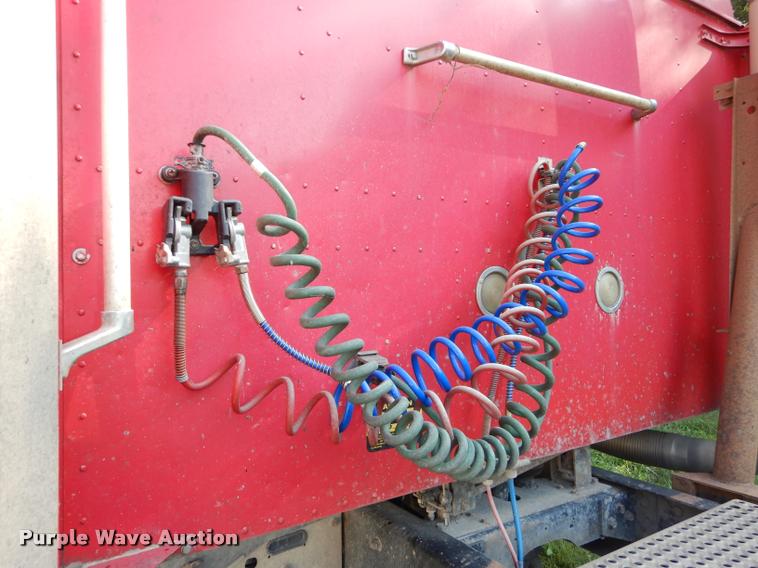 image for item DD0842 1996 International 9400 semi truck