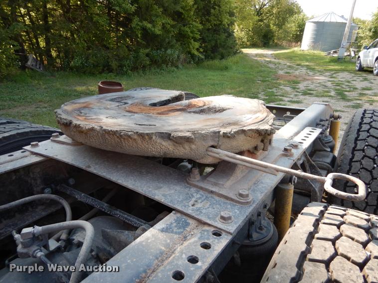 image for item DD0842 1996 International 9400 semi truck