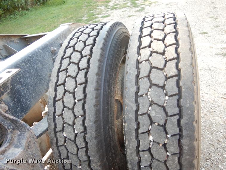 image for item DD0842 1996 International 9400 semi truck