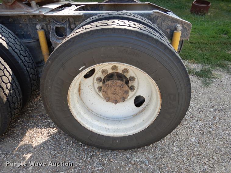 image for item DD0842 1996 International 9400 semi truck