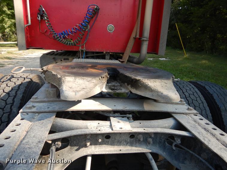 image for item DD0842 1996 International 9400 semi truck