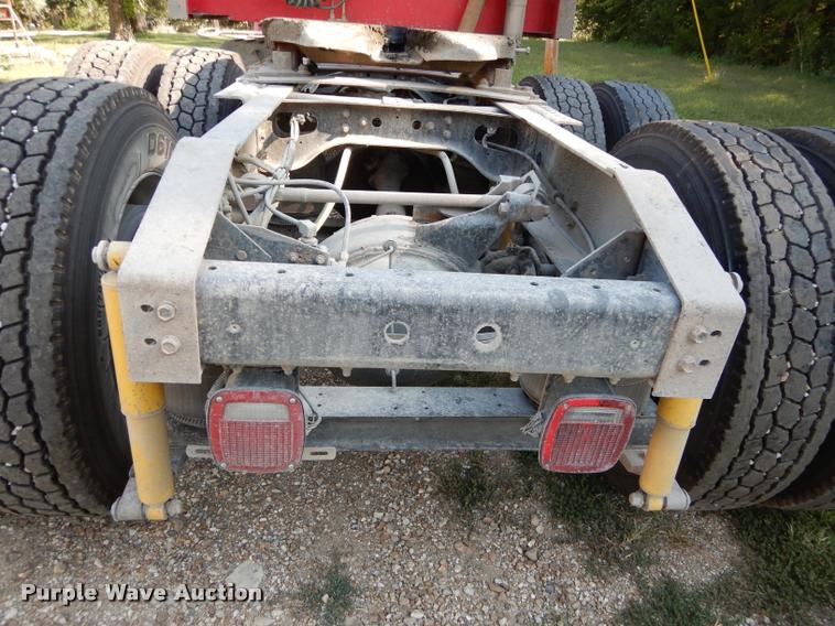 image for item DD0842 1996 International 9400 semi truck