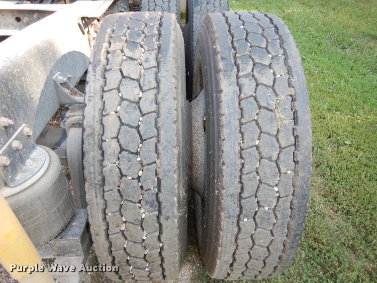 image for item DD0842 1996 International 9400 semi truck