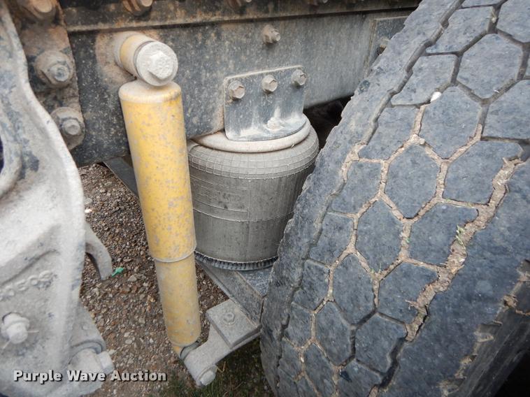 image for item DD0842 1996 International 9400 semi truck