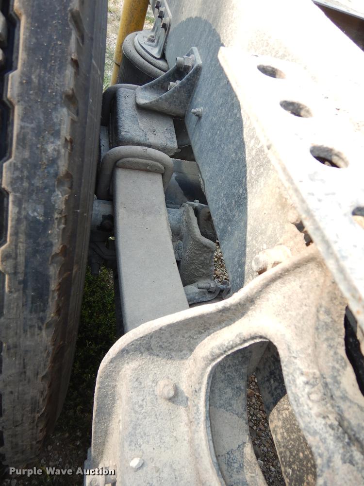 image for item DD0842 1996 International 9400 semi truck