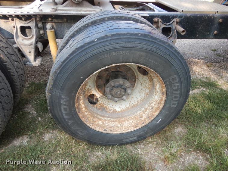 image for item DD0842 1996 International 9400 semi truck