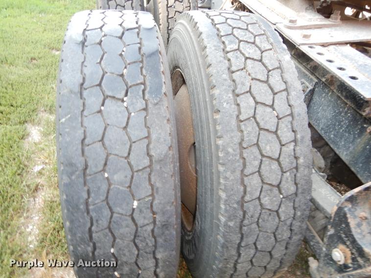 image for item DD0842 1996 International 9400 semi truck