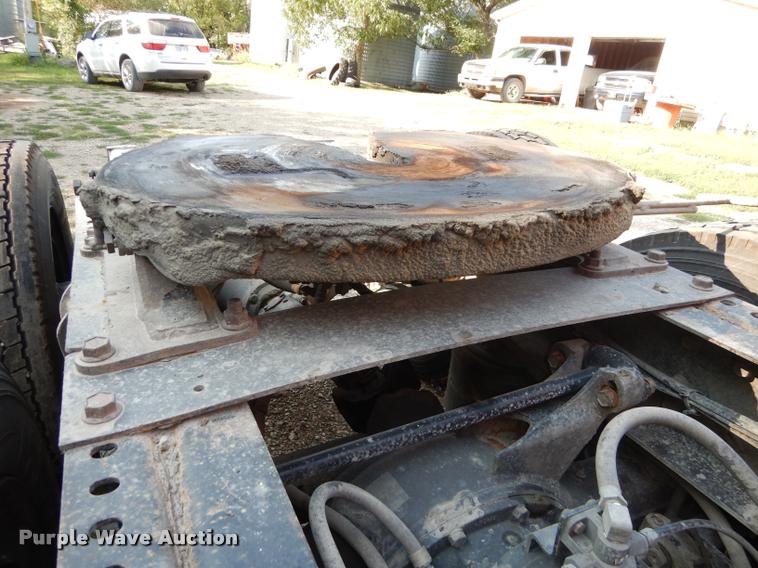 image for item DD0842 1996 International 9400 semi truck